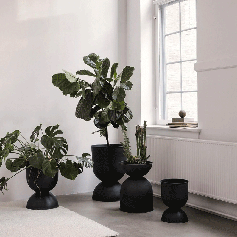 Ferm Living Hourglass Pot - Extra Small - Black/Dark Grey
